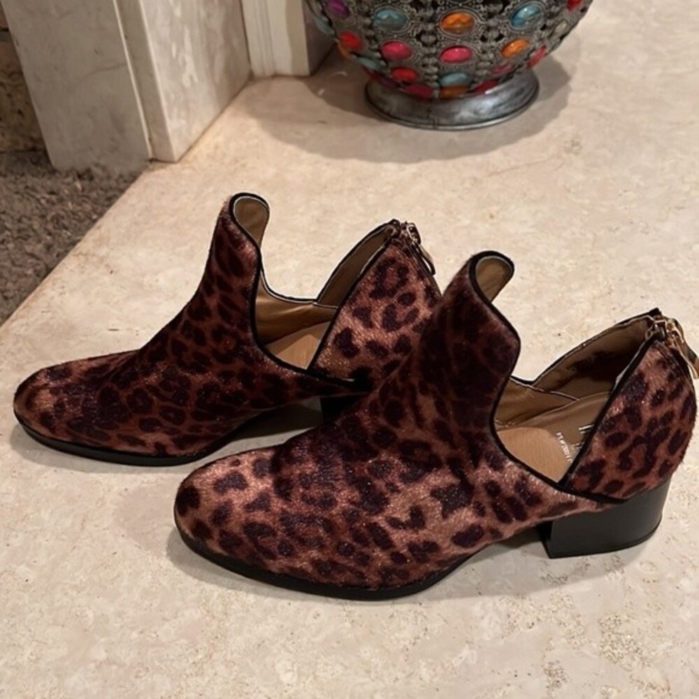 New Directions Fredricka animal print booties size 6.5 - Picture 4 of 8